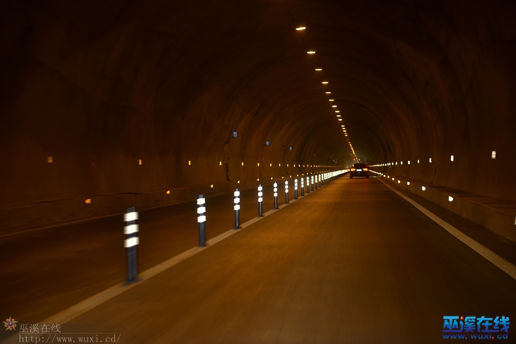 看隧道的折射物组合得像时光的线条