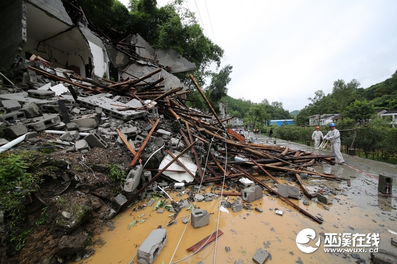 FG0A4518凤凰镇石龙村1社房屋倒塌造成电力线路中断.jpg