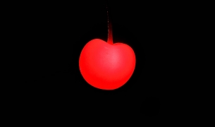 激光下的红樱桃